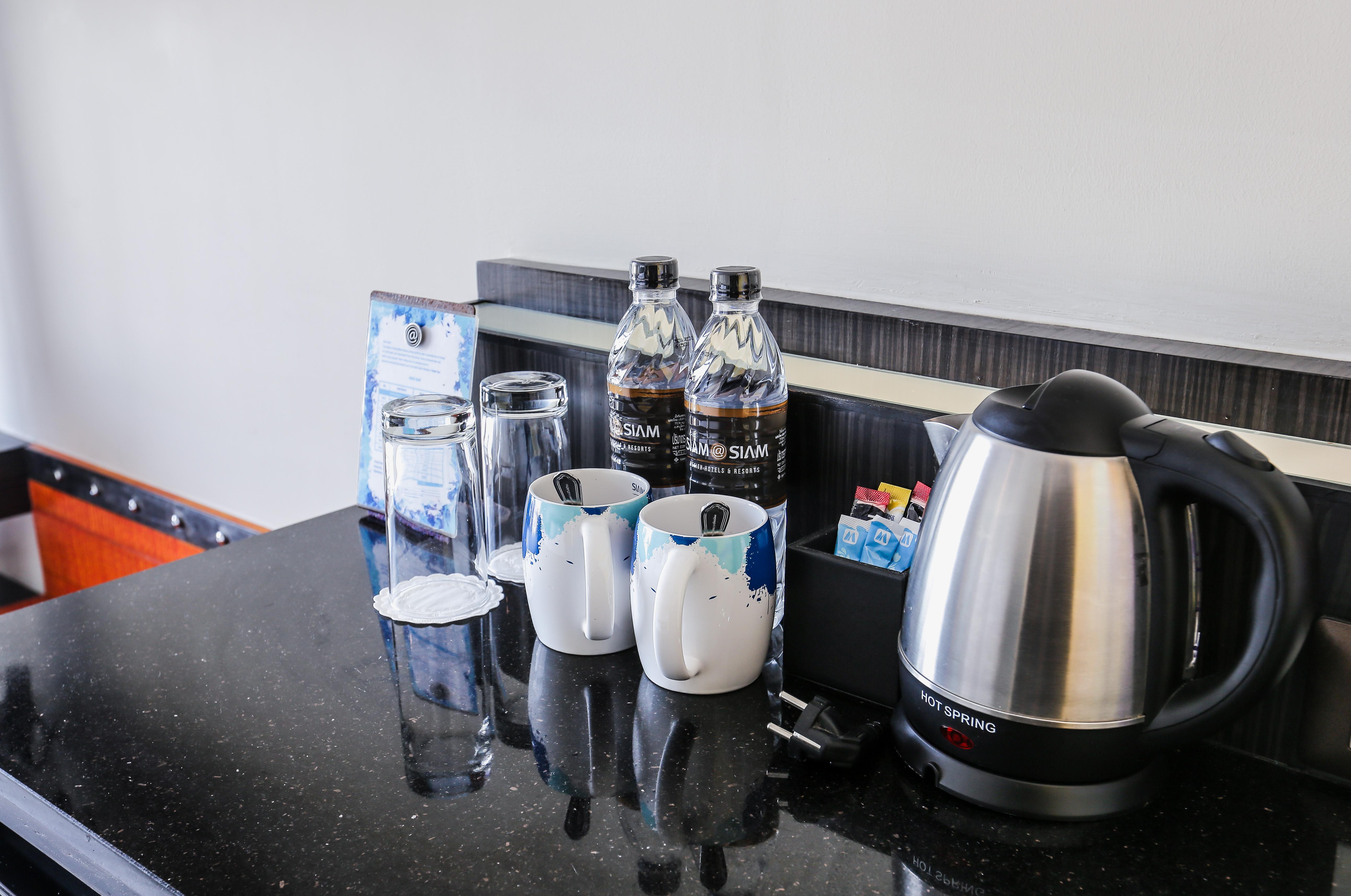 فندق سيام آت سيام ديزاين باتايا المظهر الخارجي الصورة A kettle in a hotel room