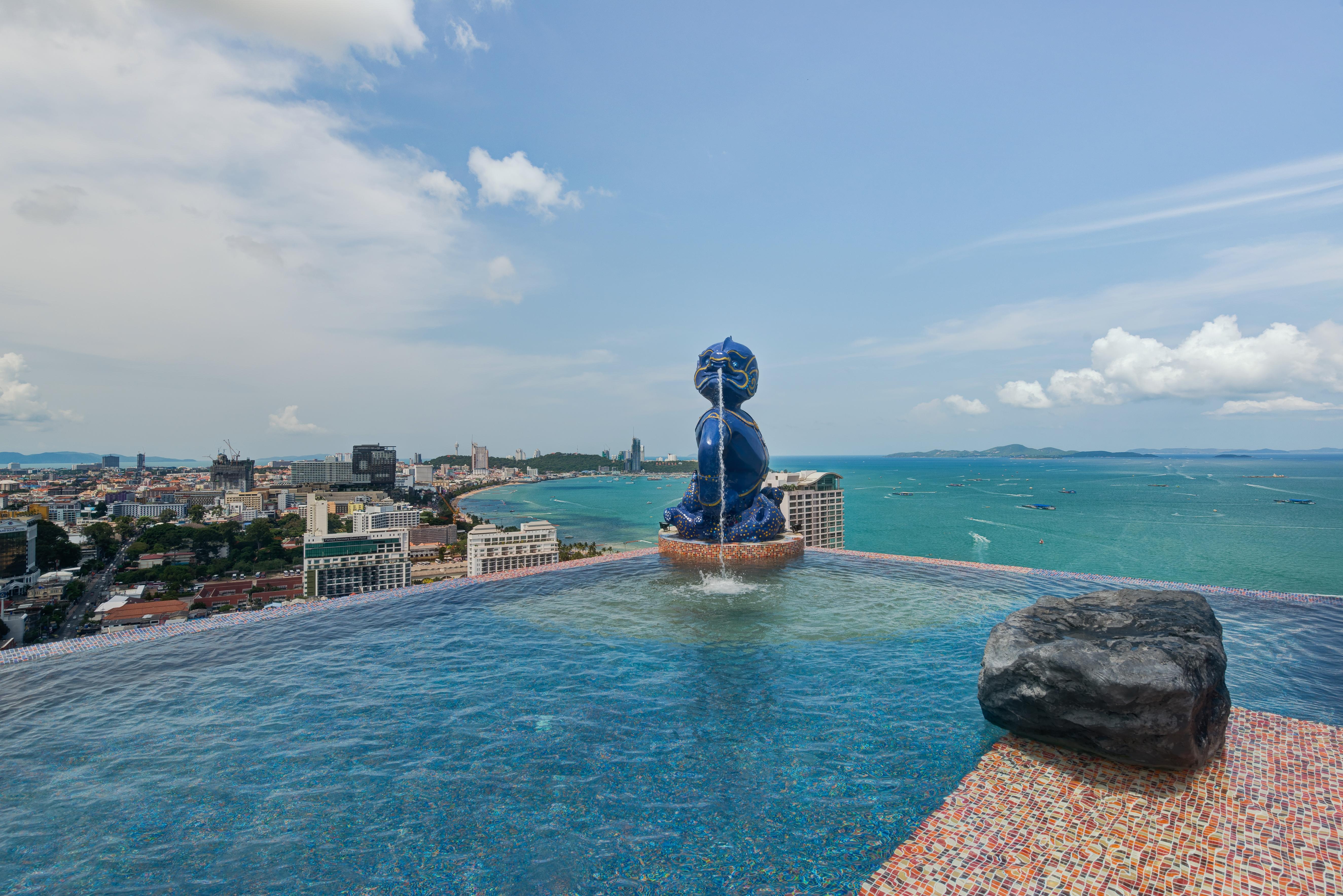 فندق سيام آت سيام ديزاين باتايا المظهر الخارجي الصورة View of Pattaya from the rooftop pool of the Royal Cliff Beach Hotel