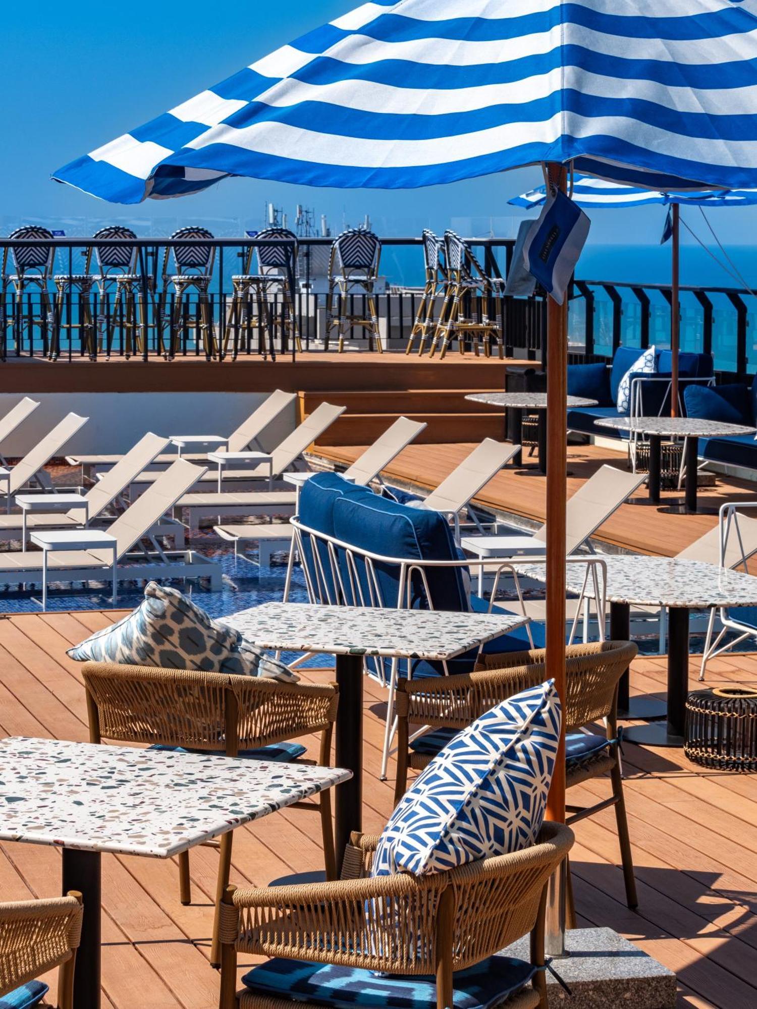فندق سيام آت سيام ديزاين باتايا المظهر الخارجي الصورة The pool deck of the Celebrity Apex