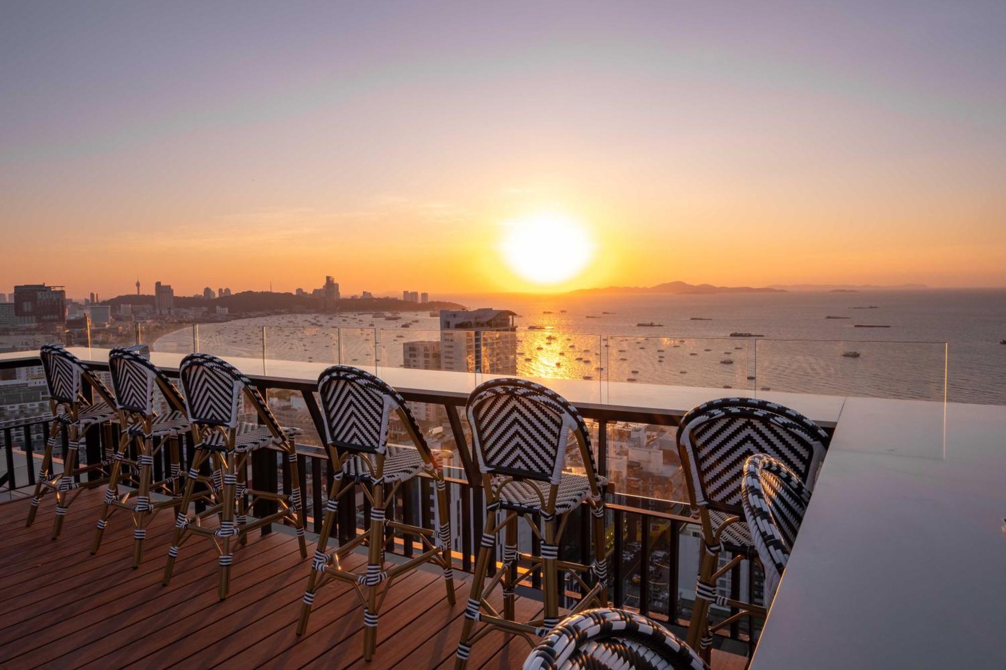 فندق سيام آت سيام ديزاين باتايا المظهر الخارجي الصورة View from the rooftop bar