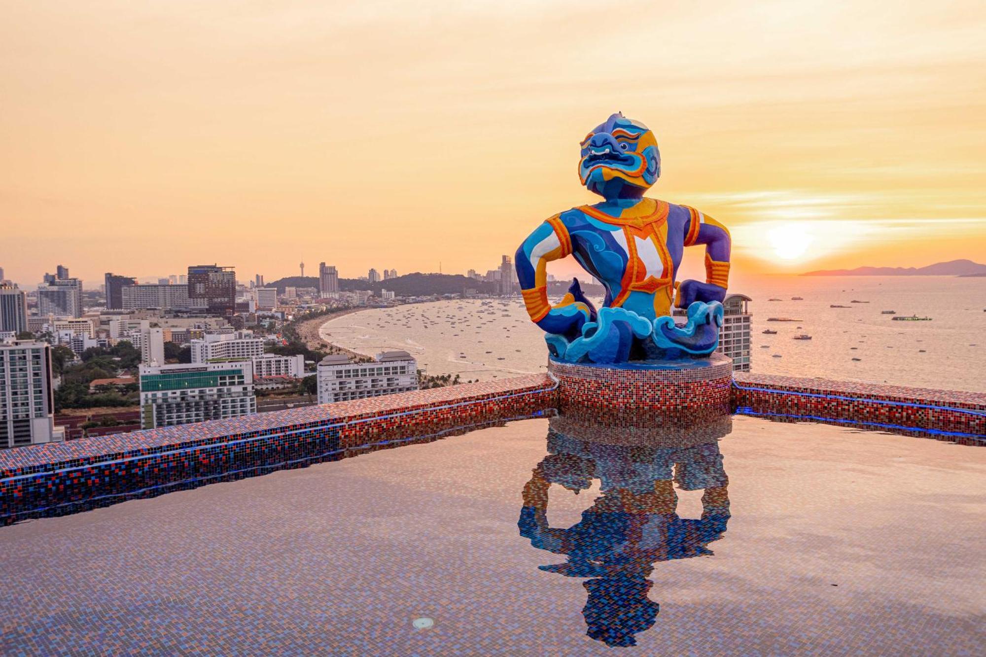 فندق سيام آت سيام ديزاين باتايا المظهر الخارجي الصورة Statue of Vasco da Gama in the city of Cochin, India