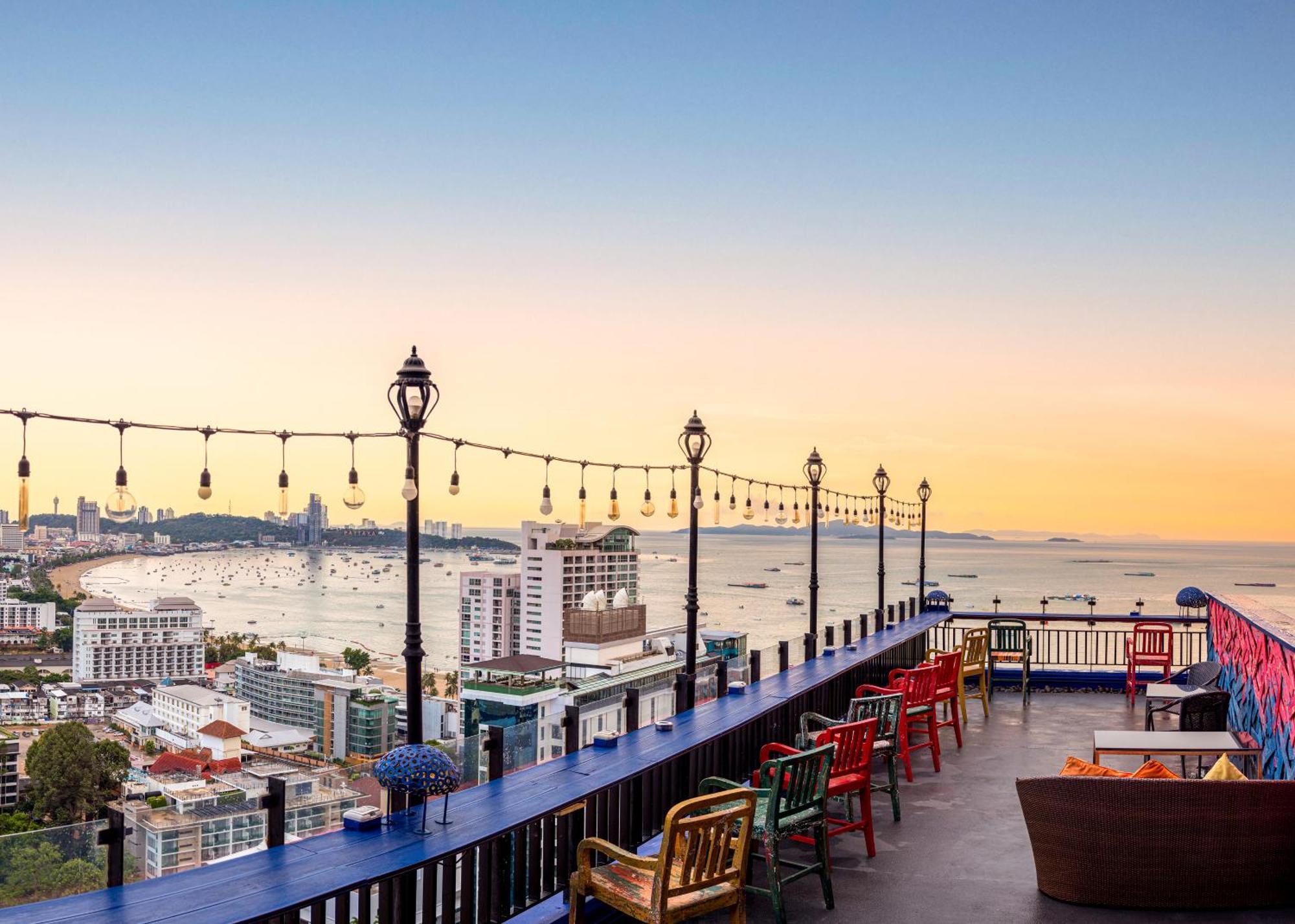 فندق سيام آت سيام ديزاين باتايا المظهر الخارجي الصورة View from the rooftop bar