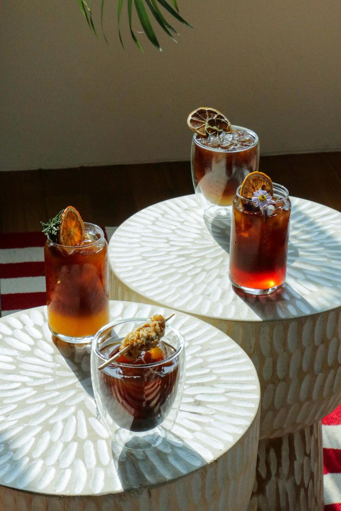 فندق سيام آت سيام ديزاين باتايا المظهر الخارجي الصورة Cocktails at the bar