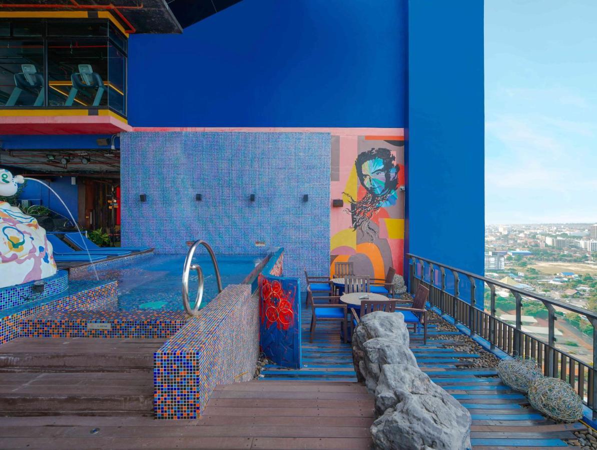 فندق سيام آت سيام ديزاين باتايا المظهر الخارجي الصورة The rooftop pool at the hotel